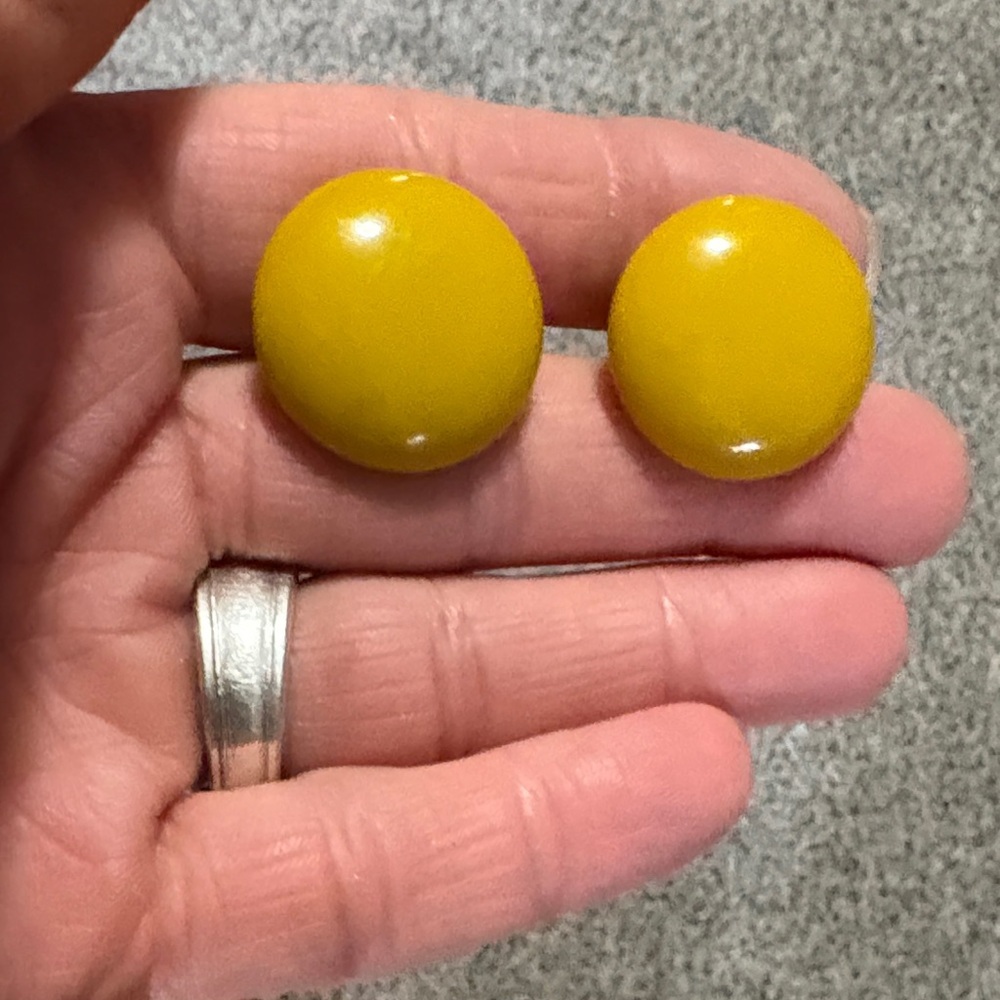 BAKELITE VINTAGE EGG YOLK ROUND BUTTON SCREWBACK 1" EARRINGS - Picture 2 of 8